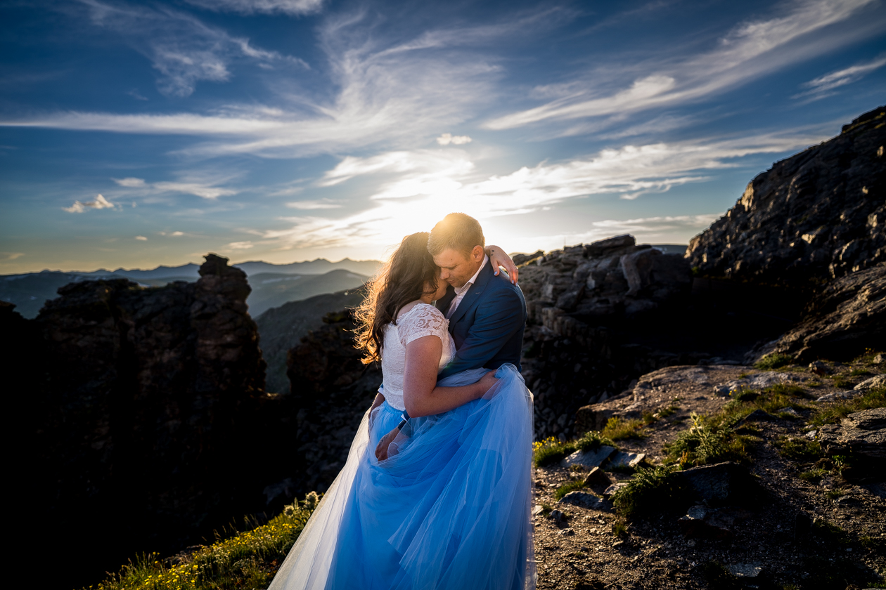 elopement photo of couple in RMNP