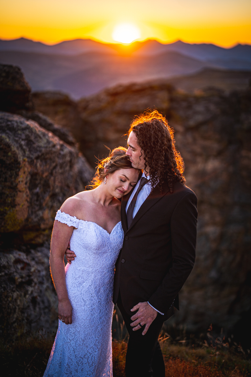 Colorado elopement photographer captures budget-friendly Rocky Mountain portraits<br />
