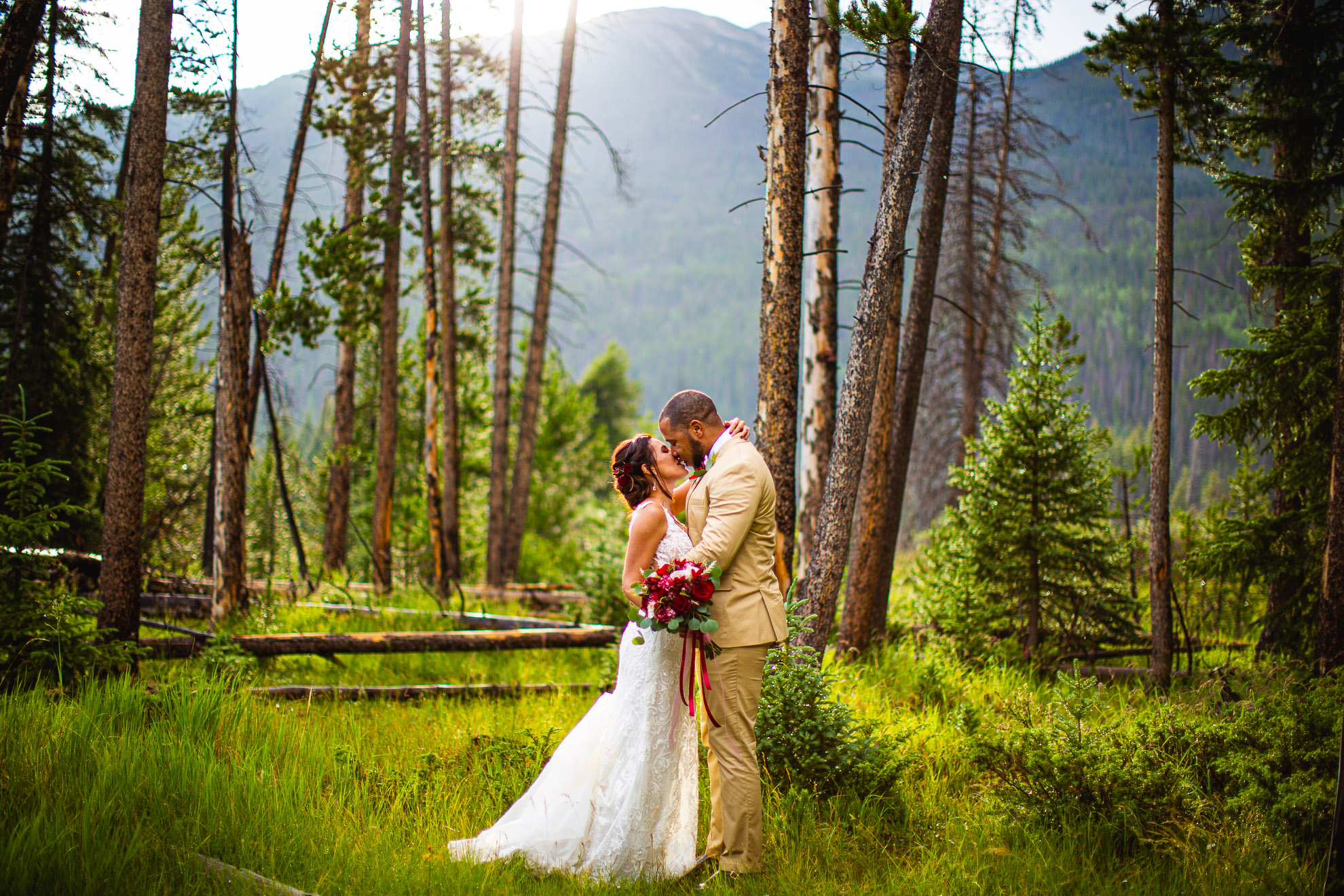 Local Estes Park photographer, joe pyle photography, captures rocky mountain national park wedding